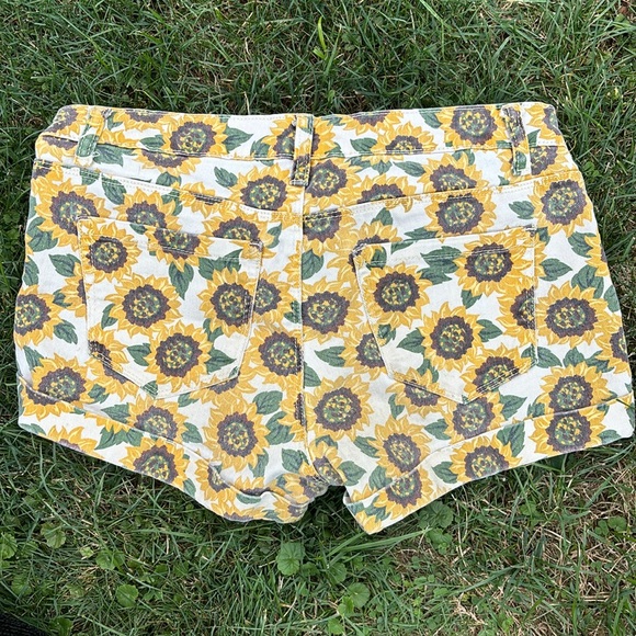 FOREVER 21 SUNFLOWER SHORTS - Picture 3 of 3